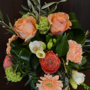 verschiedene Blumen in Apricot-Töne